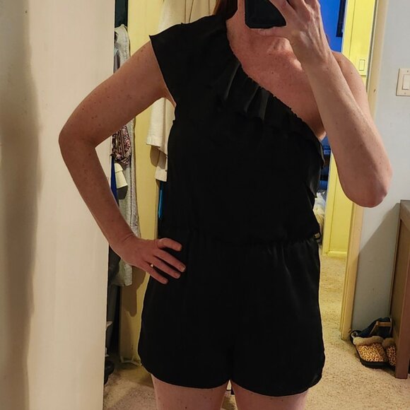 CUTE AND FUN UPSCALE BLACK ROMPER WITH RUFFLED SHOULDER~ - Picture 1 of 11